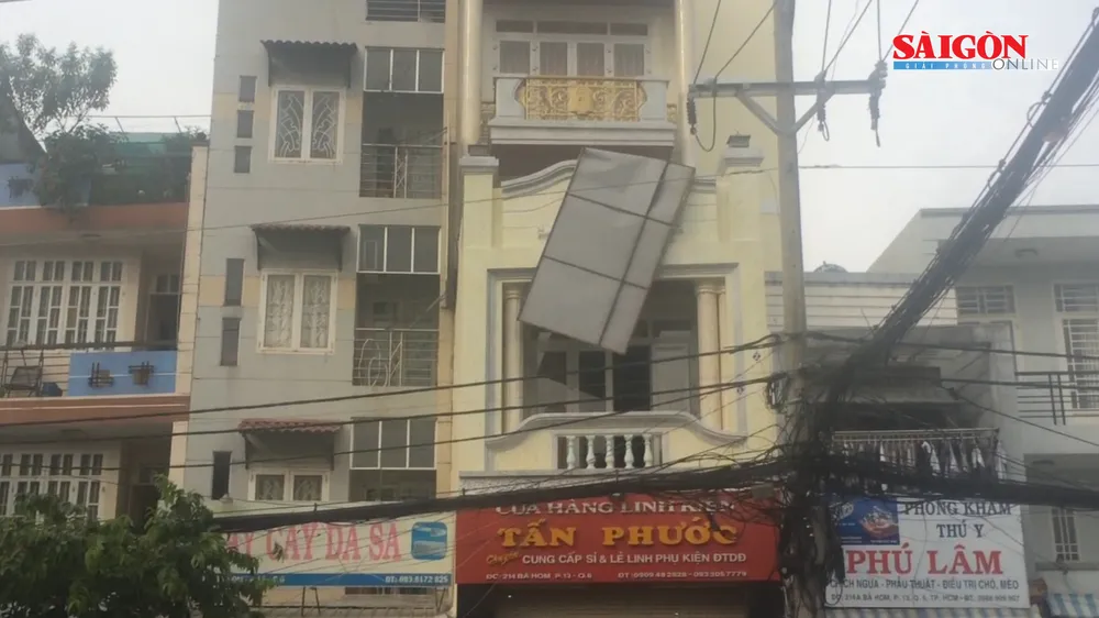 Biển quảng cáo rơi khiến 3 công nhân bị thương