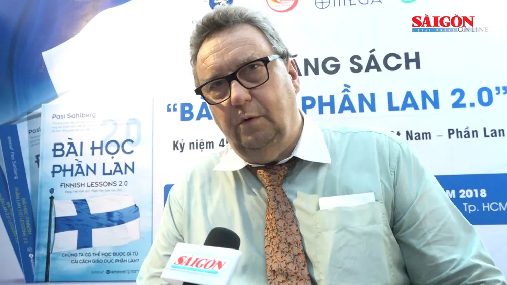 Tặng 148 cuốn sách Bài học Phần Lan 2.0 cho giáo viên TPHCM