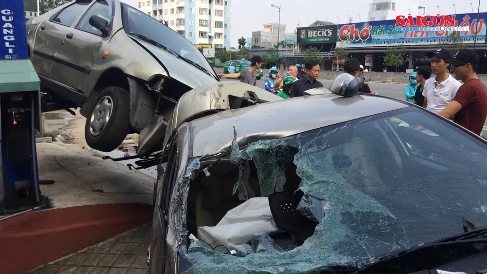 Xế hộp mất lái lao vào tiệm sửa ô tô, tài xế bị thương nhẹ