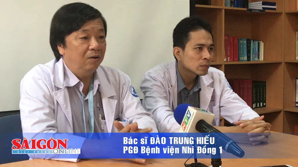 Bé trai uống nhầm hóa chất làm teo bao tử được phẫu thuật