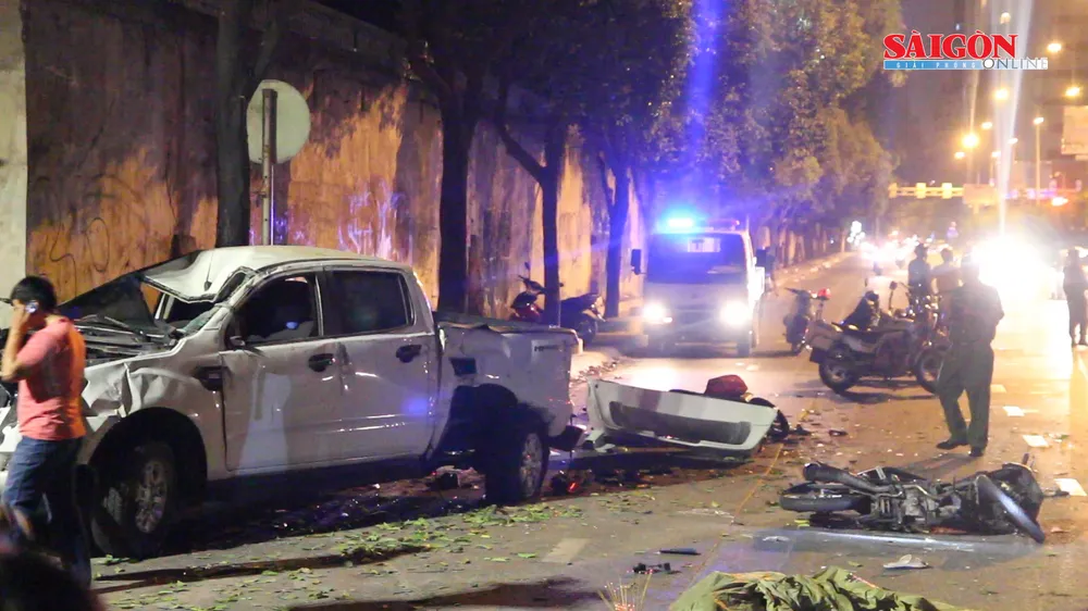 Đạp nhầm chân ga, tài xế xe bán tải gây tai nạn