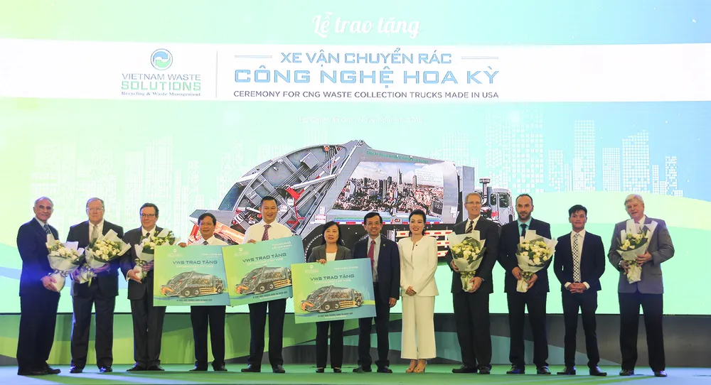 VWS tặng 6 chiếc xe vận chuyển rác thải chuyên dụng trị giá hơn 60 tỷ đồng ảnh 1