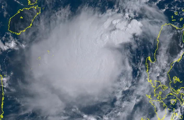 Bão Podul giật cấp 10 đi vào biển Đông, có thể vào đất liền sớm hơn dự kiến ảnh 2