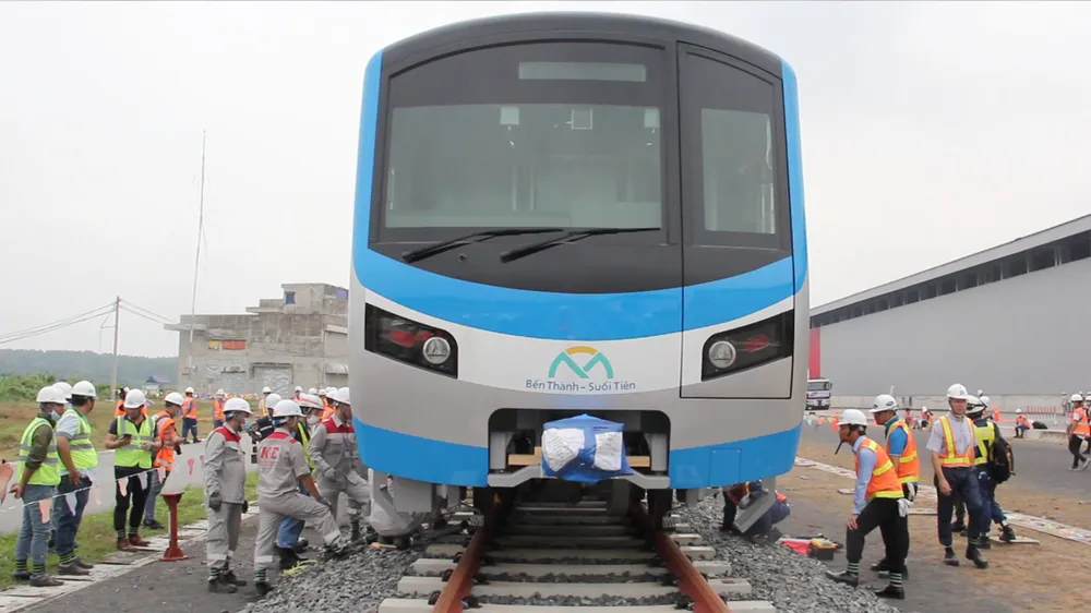 Toa tàu metro số 1 ​đầu tiên đã đặt lên đường ray ảnh 14