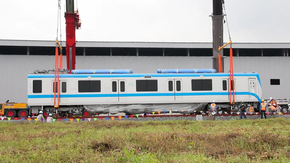 Toa tàu metro số 1 ​đầu tiên đã đặt lên đường ray ảnh 2