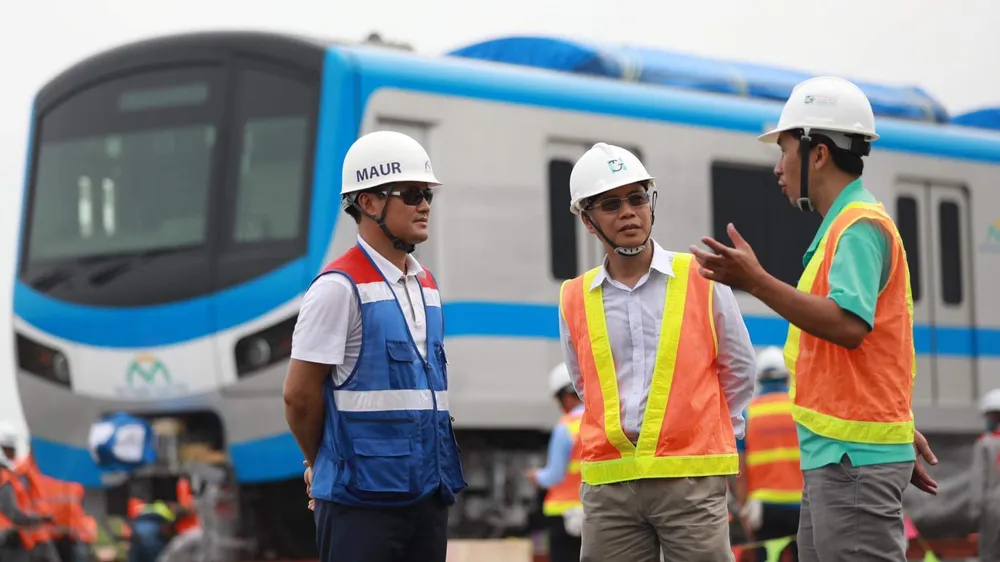Toa tàu metro số 1 ​đầu tiên đã đặt lên đường ray ảnh 3