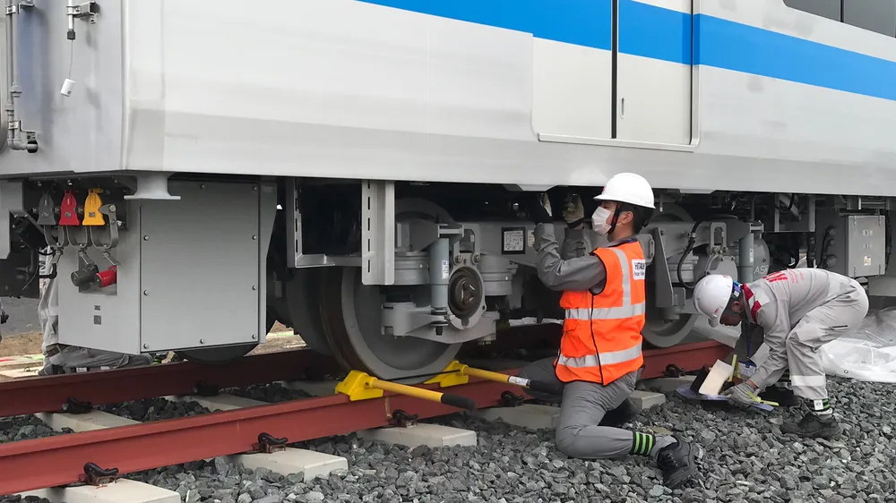 Toa tàu metro số 1 ​đầu tiên đã đặt lên đường ray ảnh 7