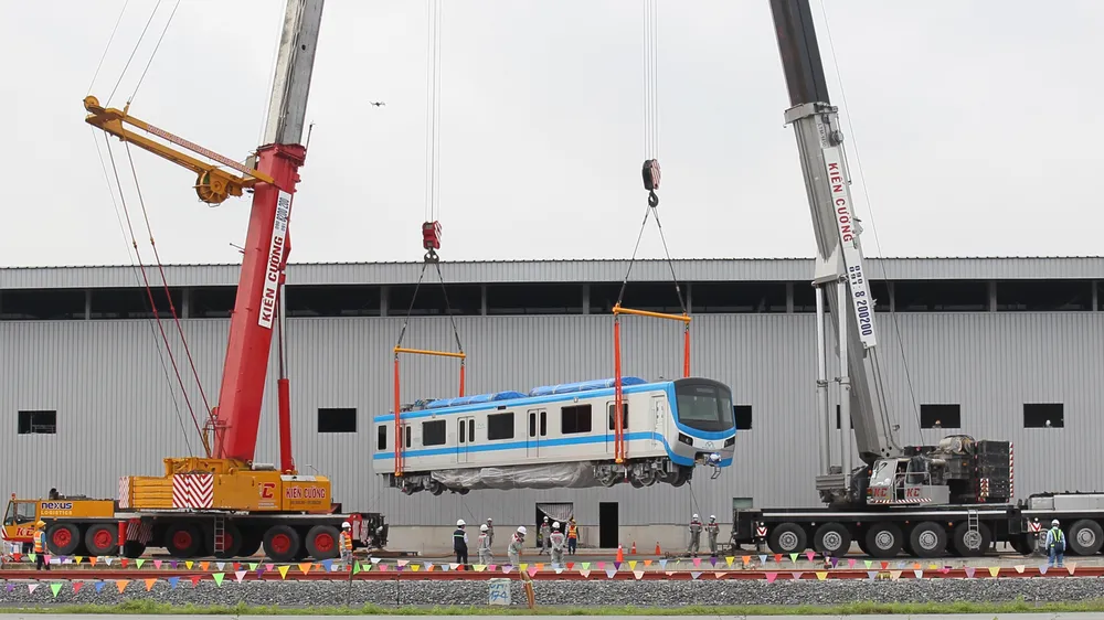 Toa tàu metro số 1 ​đầu tiên đã đặt lên đường ray ảnh 4