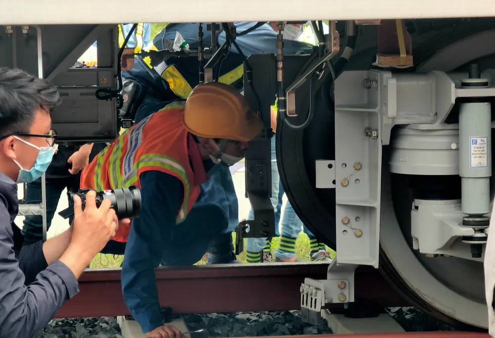 Toa tàu metro số 1 ​đầu tiên đã đặt lên đường ray ảnh 10