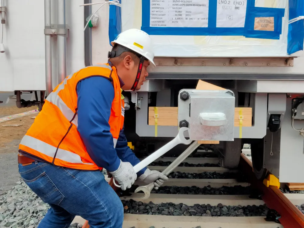 Toa tàu metro số 1 ​đầu tiên đã đặt lên đường ray ảnh 13