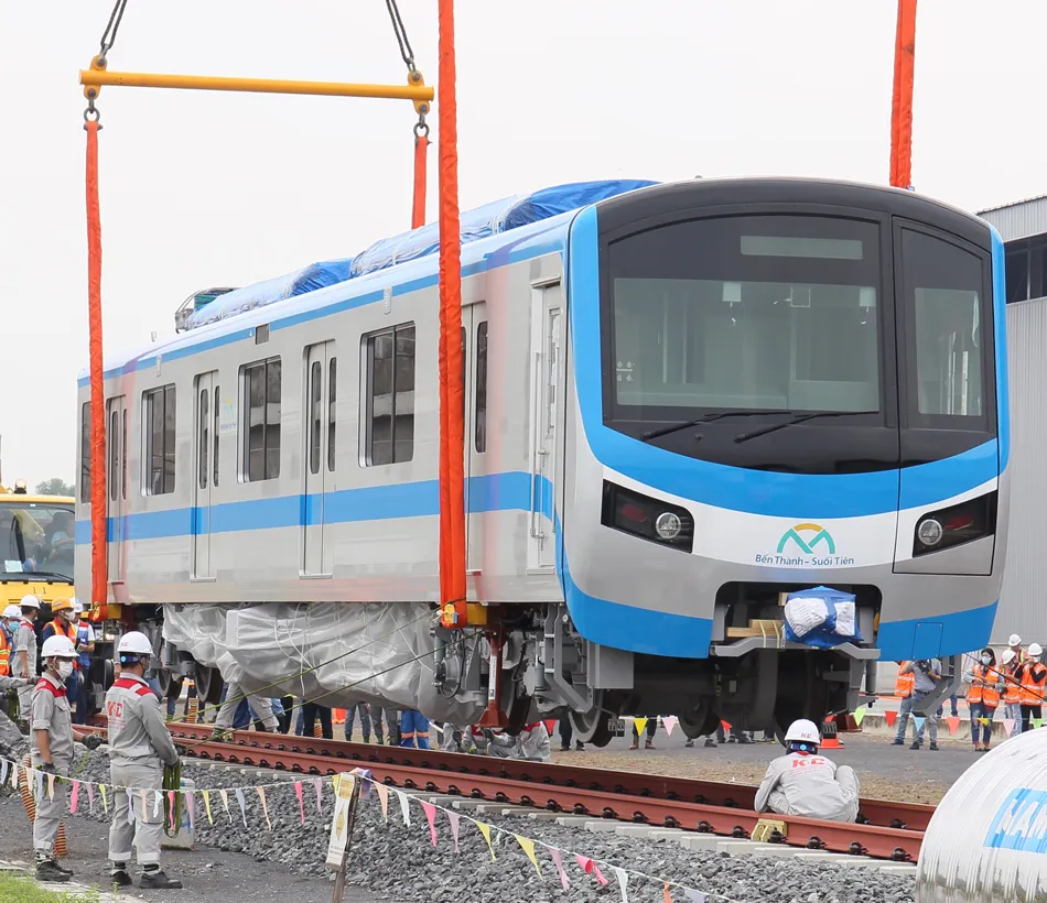 Toa tàu metro số 1 ​đầu tiên đã đặt lên đường ray ảnh 5