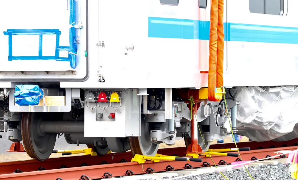 Toa tàu metro số 1 ​đầu tiên đã đặt lên đường ray ảnh 9