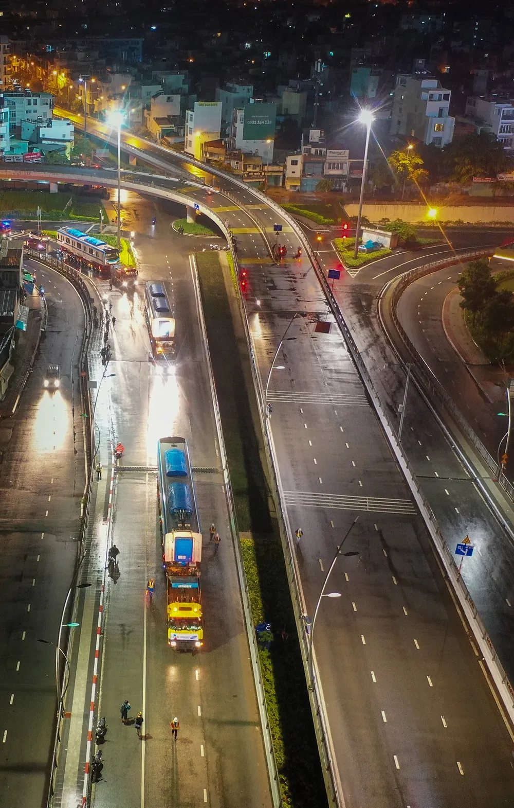 Cảnh vận chuyển xuyên đêm đưa 3 toa tàu metro 1 từ cảng Khánh Hội về depot Long Bình ảnh 5