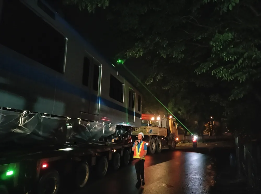 Cảnh vận chuyển xuyên đêm đưa 3 toa tàu metro 1 từ cảng Khánh Hội về depot Long Bình ảnh 6