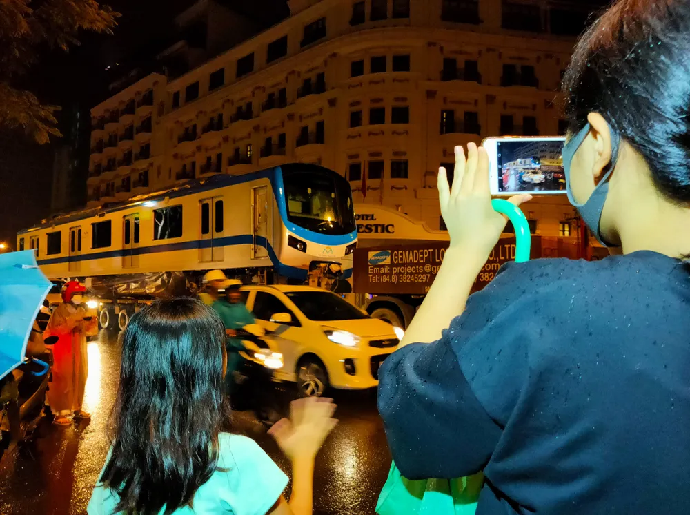 Cảnh vận chuyển xuyên đêm đưa 3 toa tàu metro 1 từ cảng Khánh Hội về depot Long Bình ảnh 2