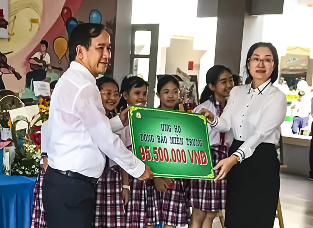 Trường THCS Phan Văn Trị quyên góp 95,5 triệu đồng và 10.000 quyển tập hỗ trợ đồng bào miền Trung ảnh 1