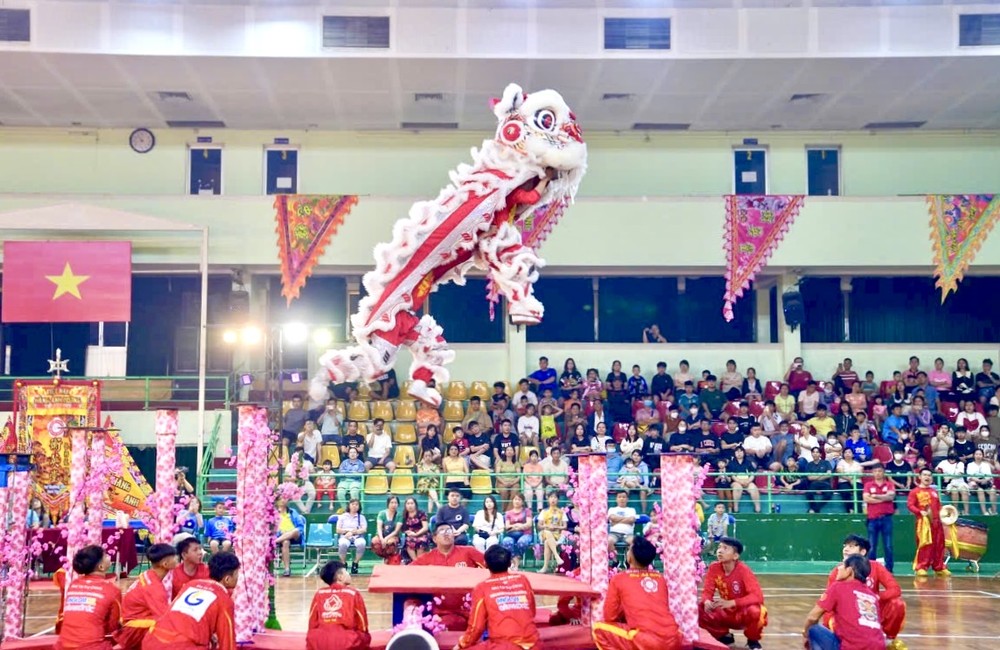 舞龙舞狮广受群众喜爱。