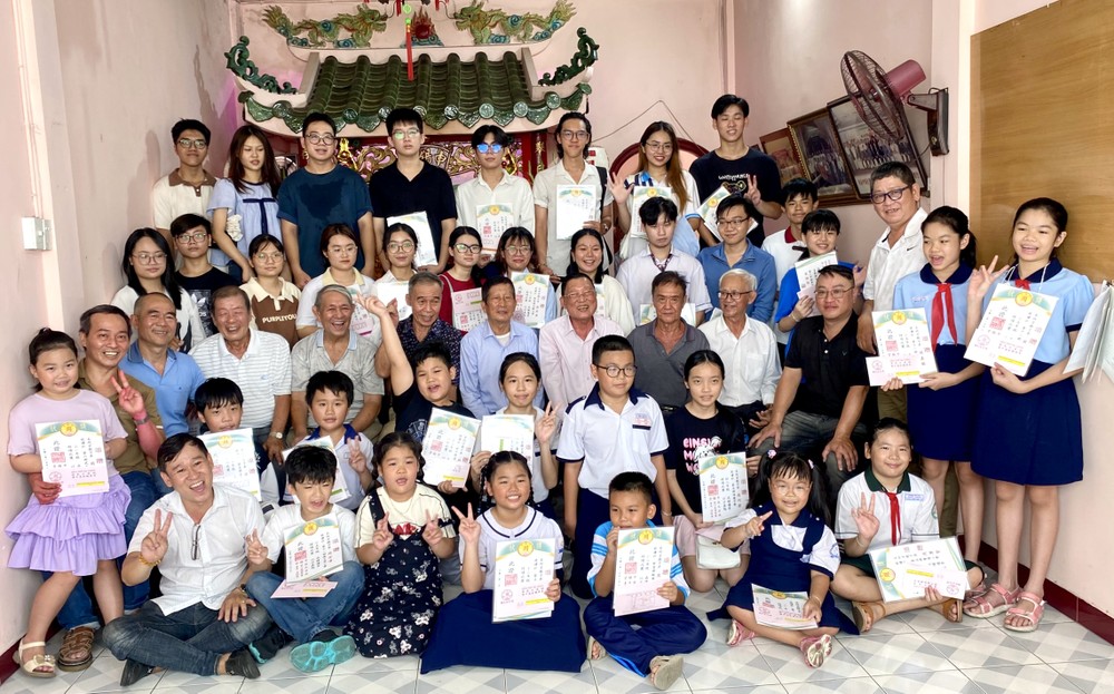 各位理监事与领奖子弟合照。