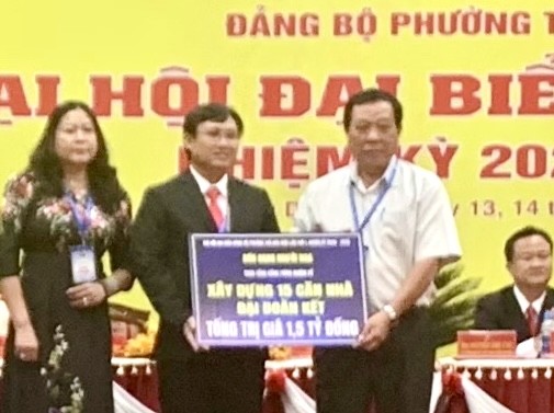 天后宫理事长欧阳平（右）代表理事会认捐15间大团结屋。