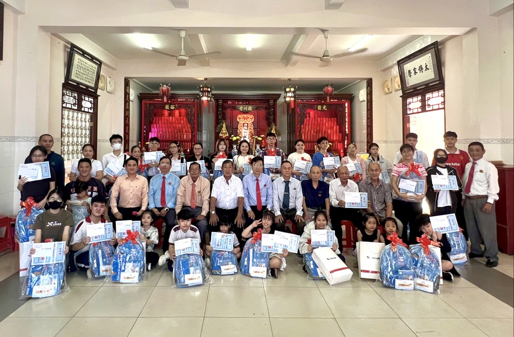 领奖子弟与陈氏宗祠理事会成员合照。