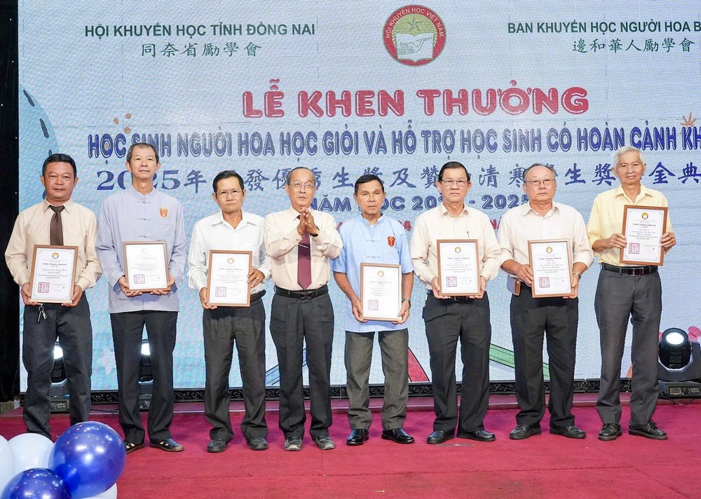 边和华人励学会主席陈有义向各赞助商颁发感谢状。