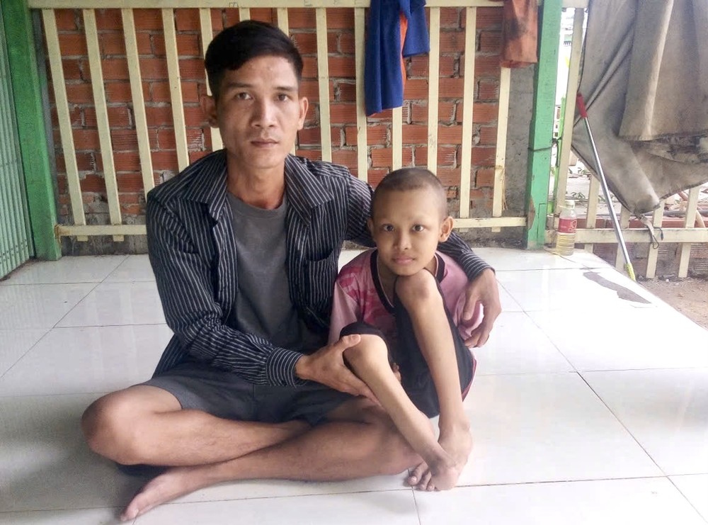 陈文儒与切除右脚脚板的儿子。