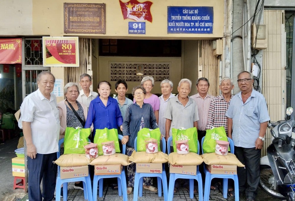 孙盛强主任（左一）与各职委向各会员赠送礼品。