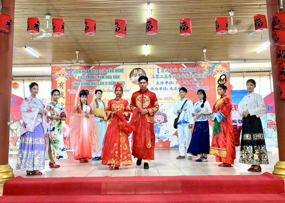 光正初高中越华文学校荣获“民族服饰展示”一等奖。