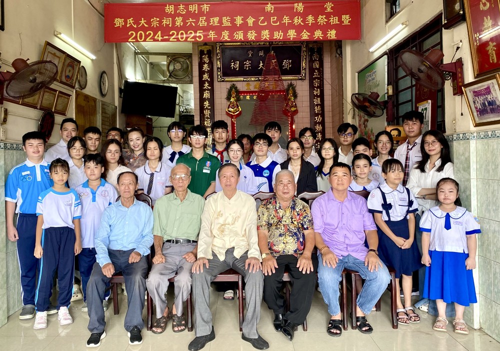 全体领奖优秀子弟与理监事同仁合照。