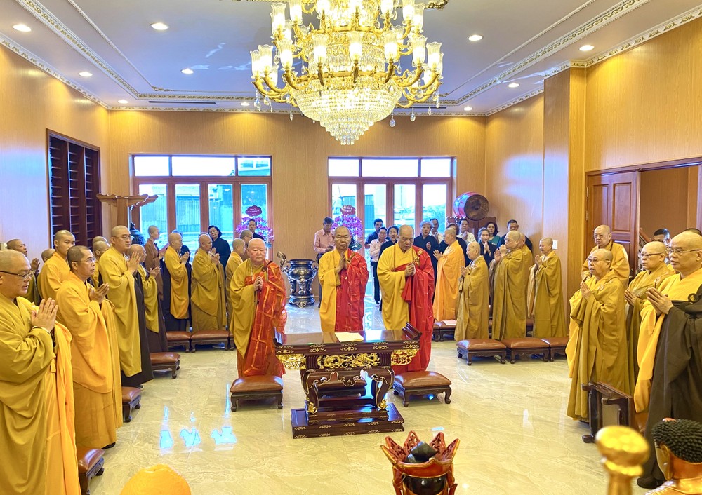 圣像开光仪式庄严肃穆。