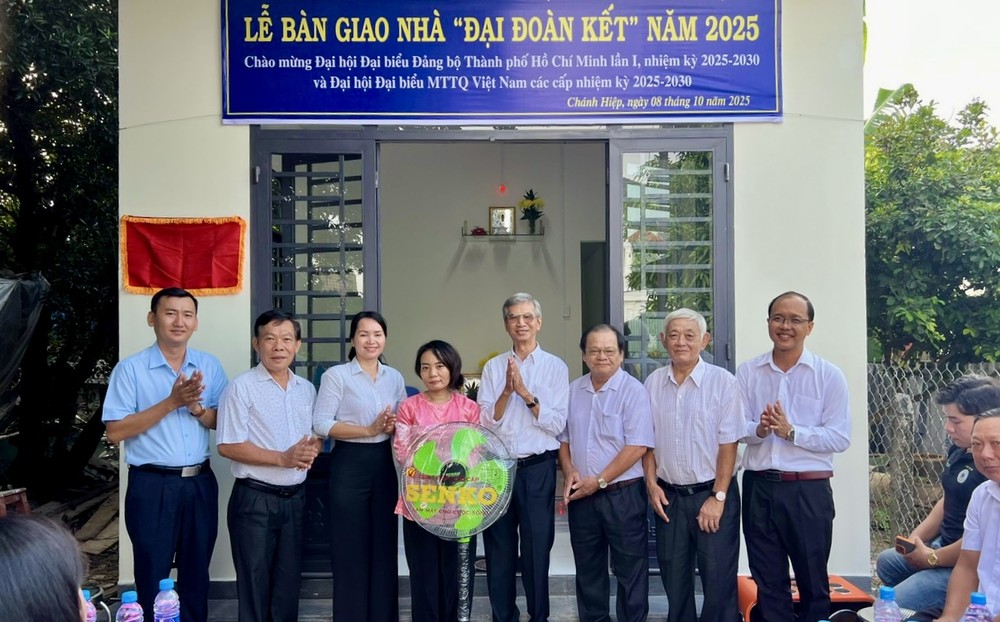 土龙木天后宫理事与地方政府向叶氏草户主祝贺新居落成。