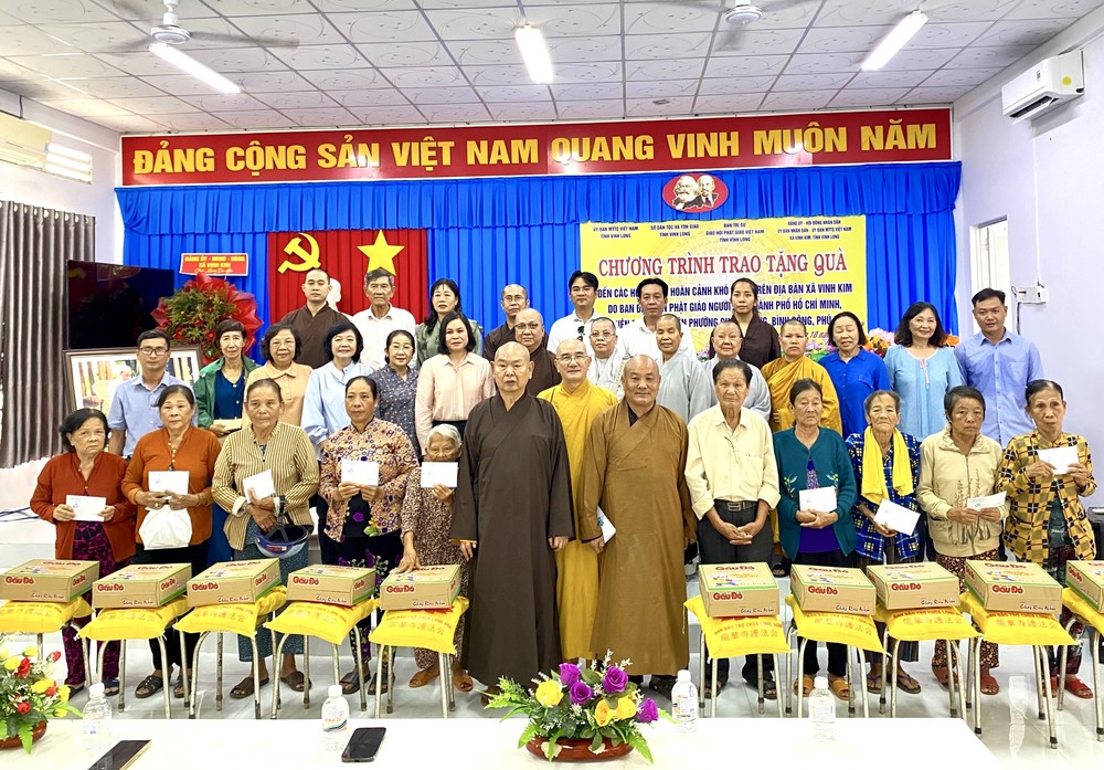 胡志明市各寺院代表和荣金乡各部门代表向乡民赠送礼物。