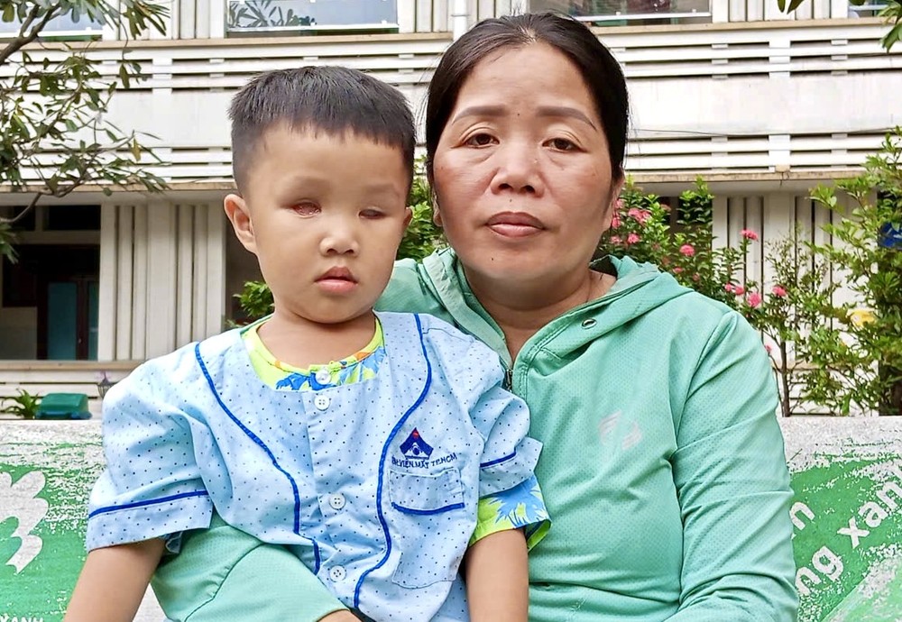 黄氏玉与失明的孩子陈黄天福。