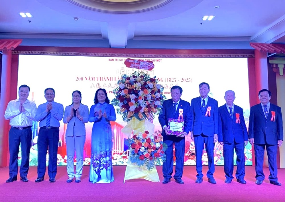 胡志明市领导向土龙木天后宫赠送鲜花祝贺。