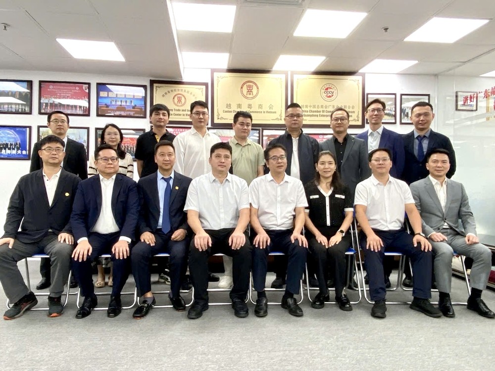越南粤商会领导与中国广东省贸促会代表团合照。