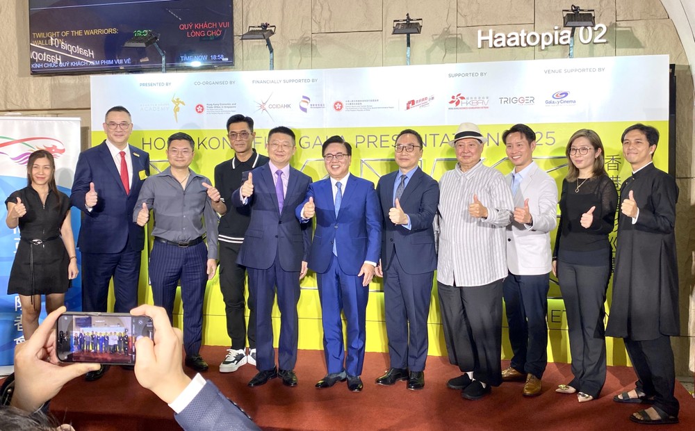 各单位领导与洪金宝、古天乐在开幕式上留影。