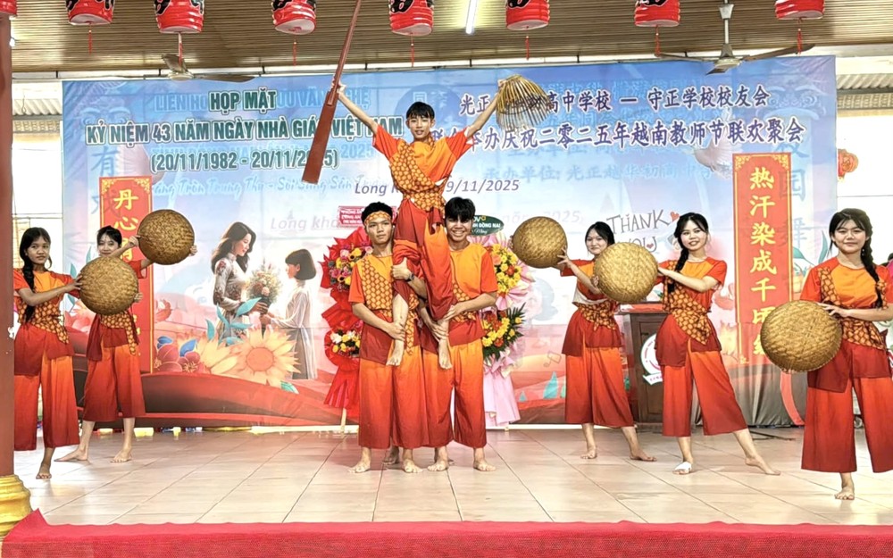 光正学校举行的文艺活动。