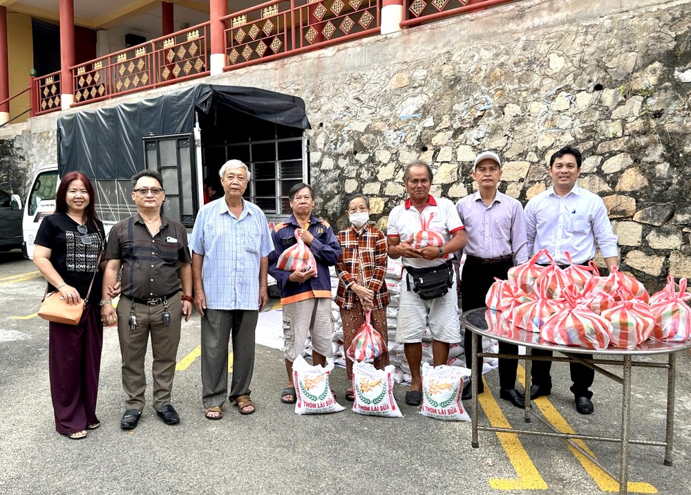 天后宫理事会同仁向贫民发送温暖礼物。