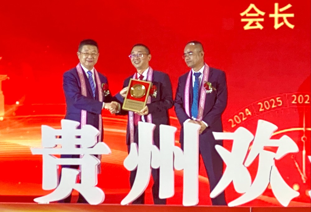 应届会长刘斌接受领导授牌。