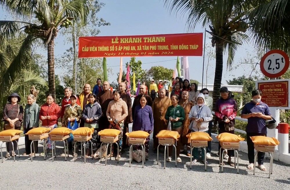 富中乡富安邑地方政府、佛教慈善团为捐建的“圆通五号桥”举行落成仪式，并向当地居民赠送爱心礼品。