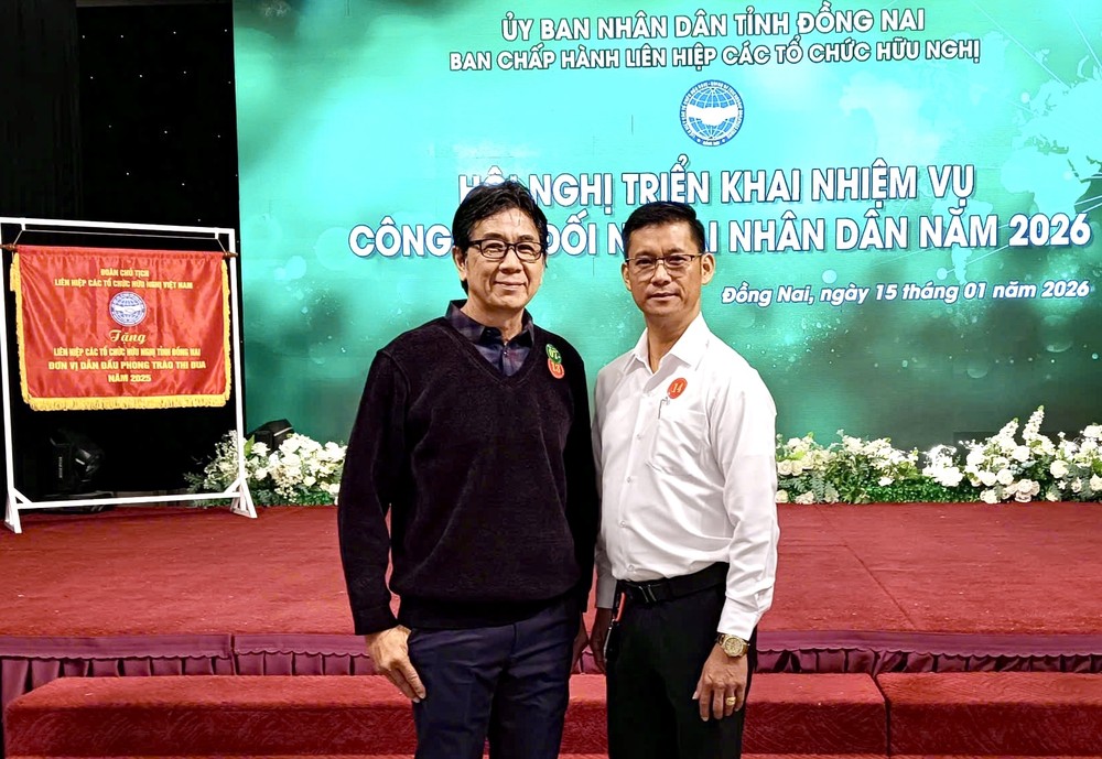 徐国鍠与廖子权出席同奈省友联总结会议合照留念。