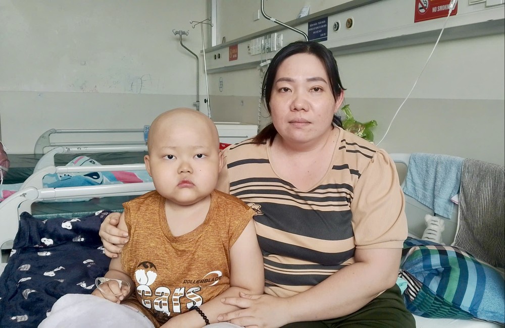 范如意与患血癌的儿子。