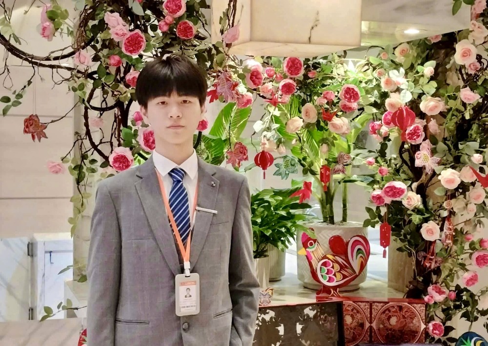 作者在参与活动上留影。