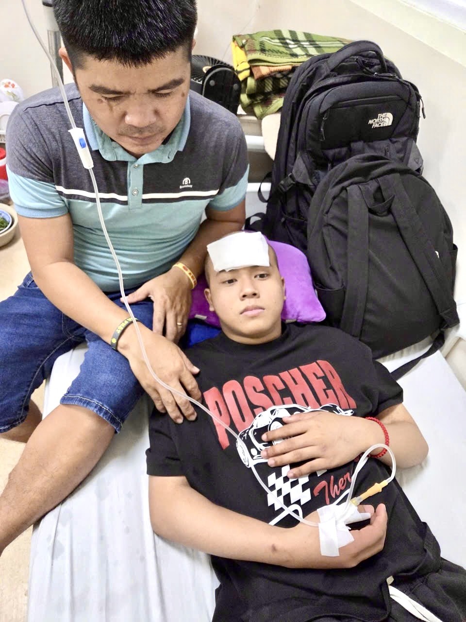 陈文恩在照顾骨癌儿子。