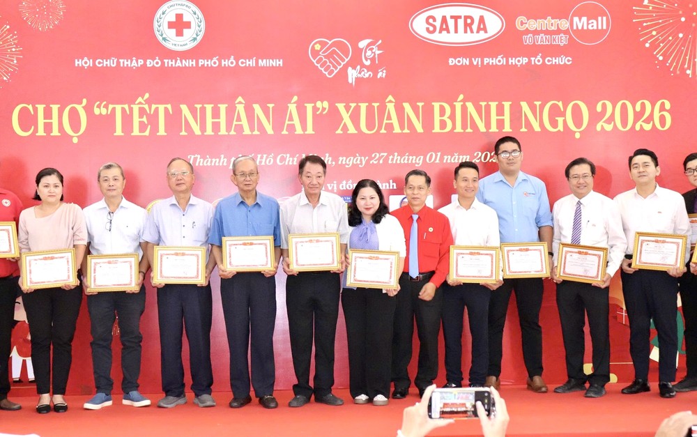 胡志明市红十字会向各赞助商颁发感谢状。