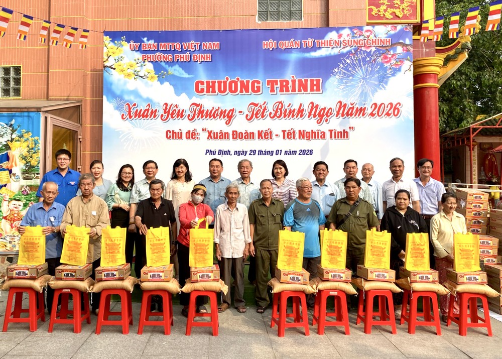 富定坊党政机关领导与崇正慈善会馆理事会成员向贫困户赠送暖心礼物。