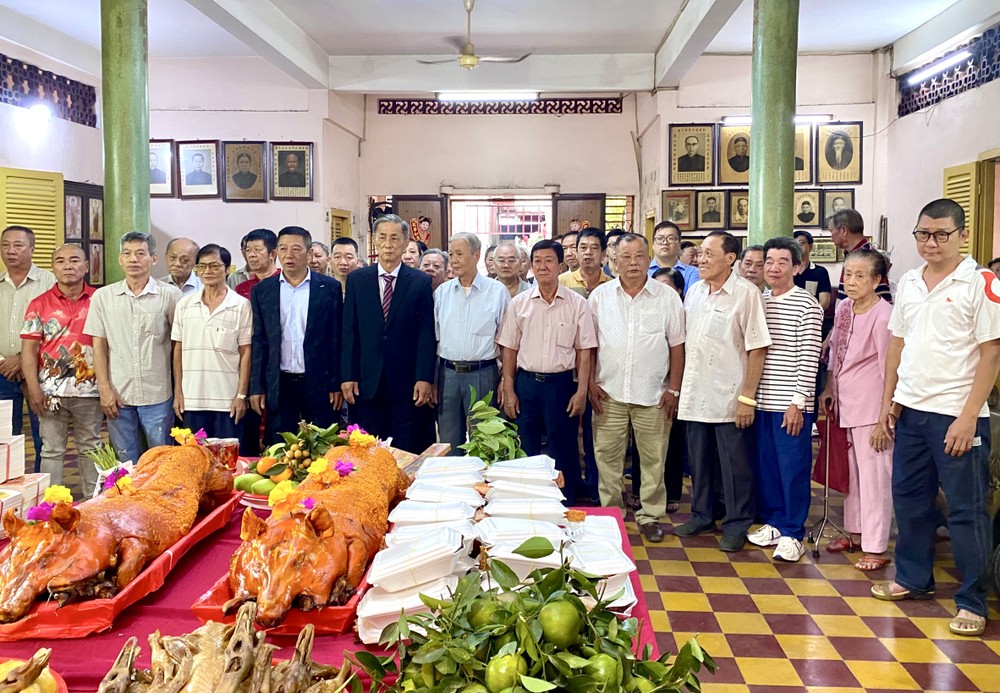 郭氏宗祠理事会同仁齐贺祖诞。