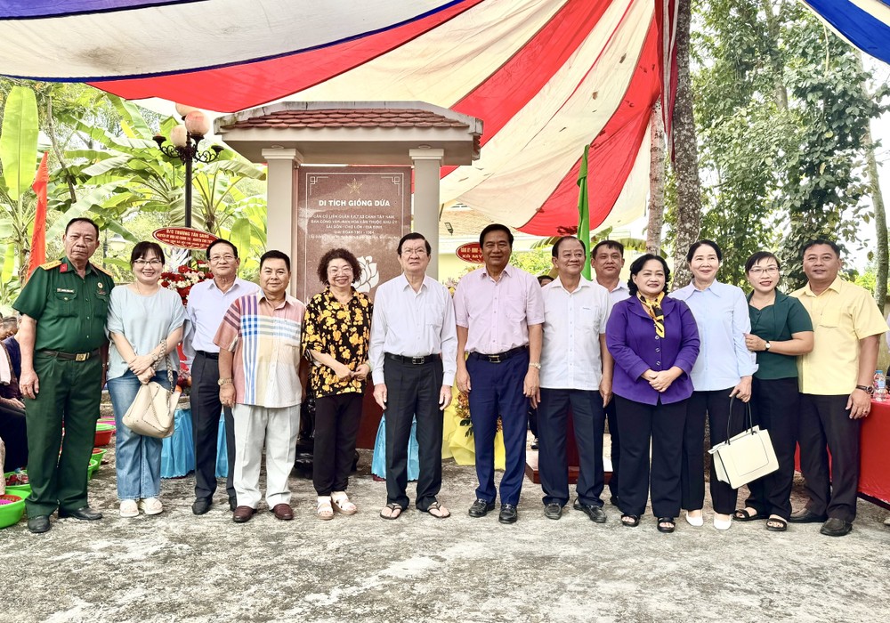 各慰问团代表与原国家主席张晋创合照。