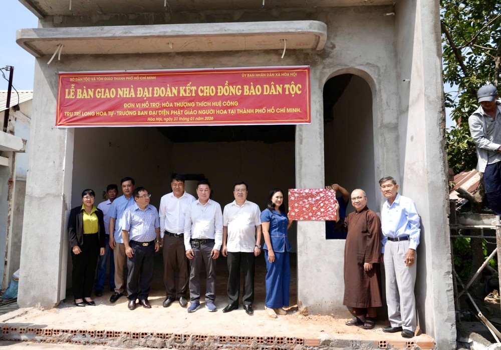 各单位代表为黎玉荣新居举行揭幕仪式。