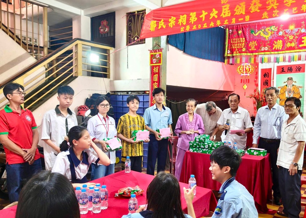 郭氏宗祠理事会向优秀子弟颁发奖学金。